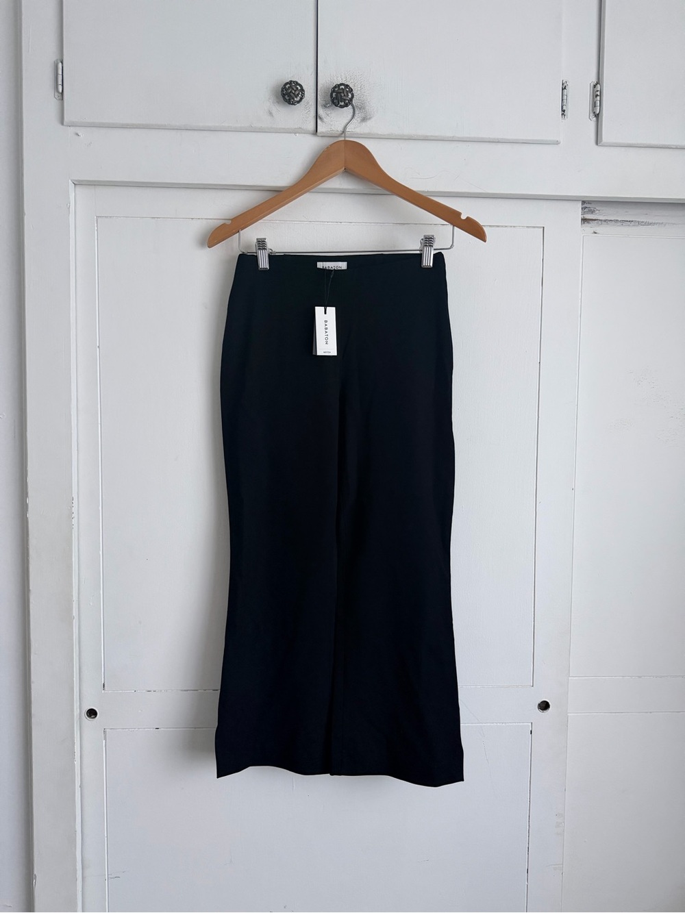 Aritzia Babaton Carmen Capri - Black